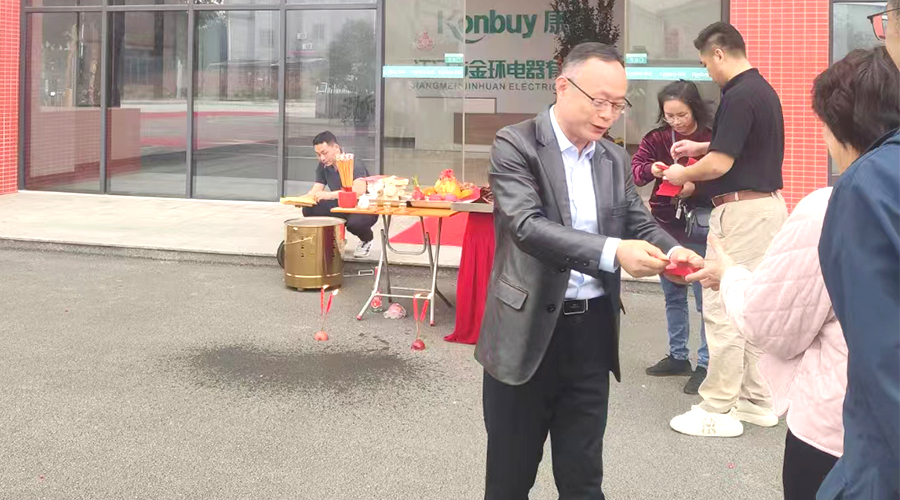 開工好兆頭！金環(huán)電器為全體員工發(fā)放紅包福利！