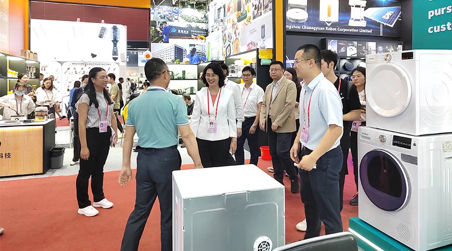 廣交會(huì)迎來(lái)大咖！江門(mén)市市長(zhǎng)親臨金環(huán)電器展位參觀(guān)交流