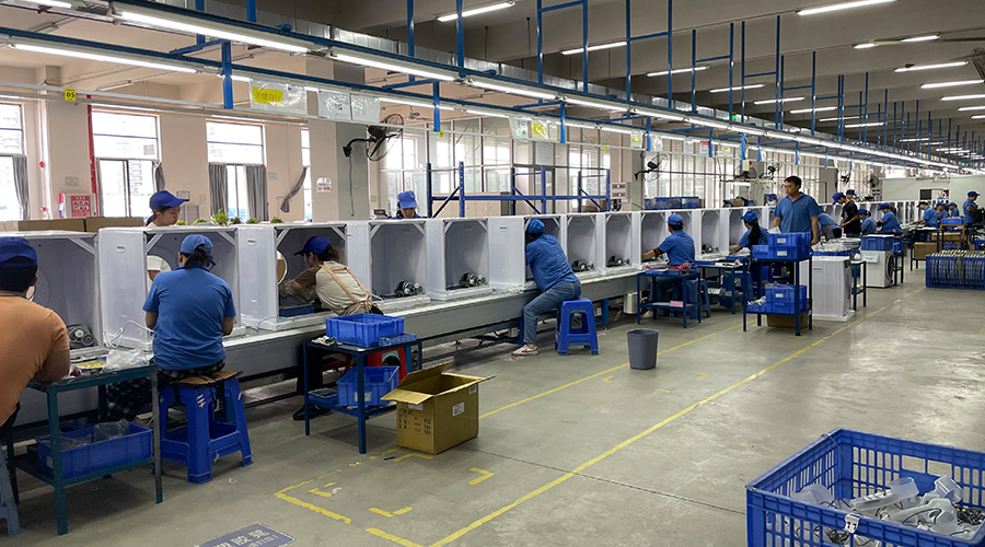 四月訂單高峰，車間繁忙景象